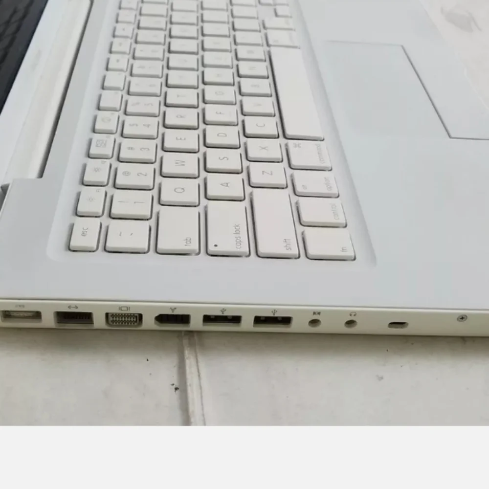 Apple MacBook 13inch Intel Core 2 Duo off-white laptop computer snow leopard